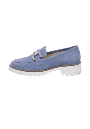 Mocasines de ante azul con una suela blanca gruesa, con un acento de hebilla plateada. Punta redondeada y detalle de costura en contraste a lo largo del borde.