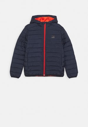 Veste matelassée bleu marine à capuche avec doublure intérieure orange et fermeture éclair rouge à l'avant, manches longues et petit écusson logo noir sur la poitrine.