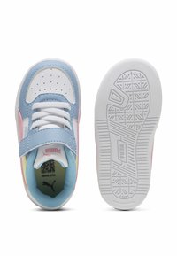 Niebieskie i białe syntetyczne sneakersy z pasteloworóżowymi akcentami, sznurowane, z perforowanym noskiem i teksturowaną gumową podeszwą.