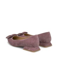Ballerine in suede viola con un fiocco decorativo e dettagli in gemma, tacco basso angolare e superficie liscia.