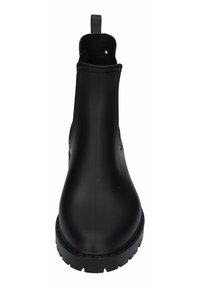Bottine noire avec un extérieur en caoutchouc lisse, bout rond et une languette. Comprend une semelle texturée pour l'adhérence et des détails de coutures renforcées.