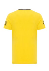 Gelbes Baumwoll-T-Shirt mit Rundhalsausschnitt und schwarzem Saum, mit kurzen Ärmeln und einem auf dem linken Ärmel aufgedruckten Logo.