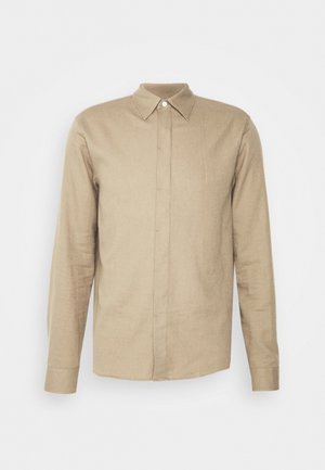 Camisa bege de manga longa feita de tecido macio, com colarinho clássico, botões frontais de comprimento total e textura lisa.