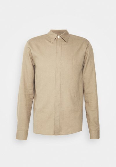 Camisa bege de manga longa feita de tecido macio, com colarinho clássico, botões frontais de comprimento total e textura lisa.