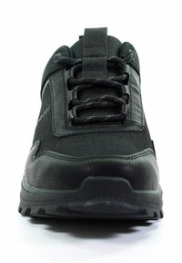 Schwarzer Sportschuh aus einer Kombination von strukturiertem Stoff und glattem synthetischem Leder, mit Schnürdesign und robuster Gummisohle.