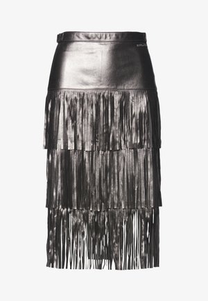 Falda de piel negra con flecos y múltiples capas de tiras colgantes, textura suave y una cintura ajustada, exhibiendo un acabado brillante.