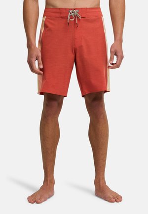 Shorts de bain rouges avec une finition texturée, taille élastique, cordon de serrage ajustable et panneaux latéraux crème. Longueur mi-cuisse.