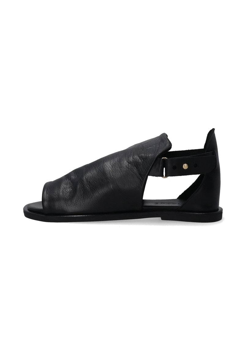 Zwarte leren slip-on sandaal met een open teen en achterkant, met een gebogen bovenkant en een verstelbare enkelband met gouden hardware details.