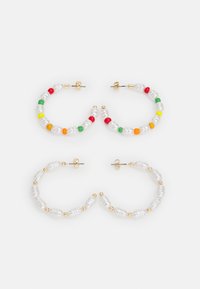 Três pares de brincos em argola: dois com contas multicoloridas e um com contas brancas brilhantes e detalhes em ouro, com uma forma arredondada.