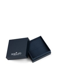 Scatola regalo in un tessuto di colore blu navy, con un design a righe, che presenta il logo Morellato sulla parte anteriore, aperta per rivelare un interno coordinato.