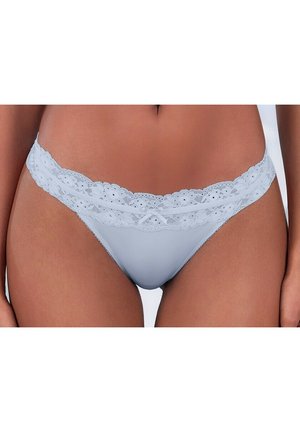 Frau trägt hellblaue Bikini-Unterwäsche mit Spitzenbesatz und einer kleinen Schleife in der Mitte des Taillenbunds, gezeigt vom Taillenbereich bis zu den oberen Oberschenkeln.