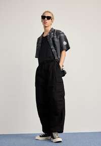 Carhartt WIP JET PANT - Hlačami s stranskimi žepi - black