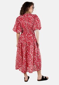 Rotes Blumen-Midi-Kleid mit Puffärmeln, elastischem Bund und gestuftem Rock. Hergestellt aus leichtem Stoff, der komplexe Rosenmuster zeigt.