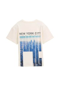 Witte katoenen t-shirt met een blauwe stadsgezicht grafiek. De tekst luidt "NEW YORK CITY" en "STAND OUT FROM THE NOISE." Korte mouwen, ronde hals.