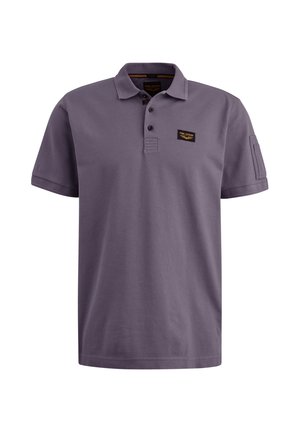 Polo shirt in muted purple, made of cotton with a soft texture. Features a collar, three-button placket, and a branded patch on the chest.