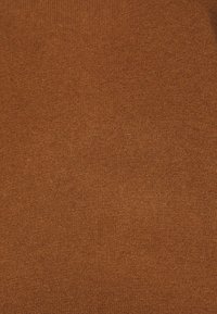 Braunes Strickgewebe mit feiner Textur, gleichmäßig gewebtem Muster und warmem, gedämpften Farbton, geeignet für verschiedene Bekleidungsanwendungen.
