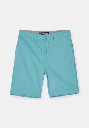 Shorts décontractés bleu clair avec bouton à l'avant, passants pour ceinture et poches latérales, posés à plat sur fond blanc.