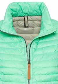 Mintgrüne Daunenjacke mit horizontalen Nähten, glänzender Oberfläche, hohem Kragen und einem Zwei-Wege-Reißverschluss mit einem braunen Stoff-Ziehband.