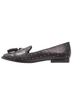 Mocassin plat en cuir noir avec clous argentés, détail de gland tressé à l'avant et petit talon.