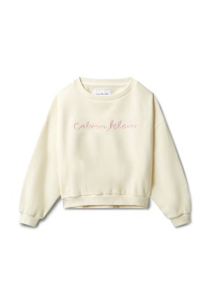 Sudadera de manga larga color crema con cuello redondo y "Calvin Klein" escrito en cursiva rosa claro en el frente, con puños y dobladillo acanalados.