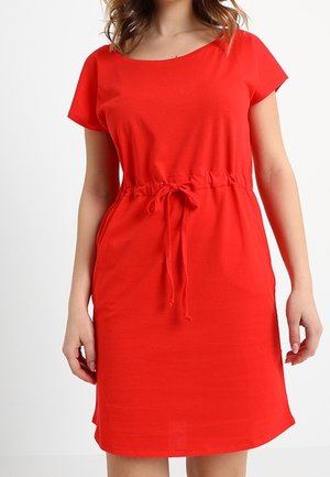 Rotes kurzärmeliges Kleid aus leichtem Stoff, mit Kordelzug in der Taille und entspannter Silhouette, seitlichen Schlitzen am Saum.