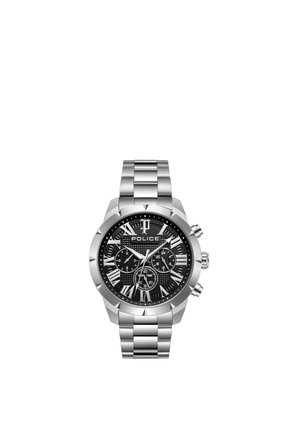 Reloj de pulsera de metal plateado con esfera negra, números romanos, tres subesferas y el nombre de la marca Police en la carátula.