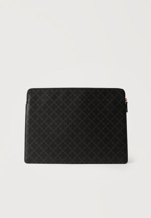 Husă neagră pentru laptop cu fermoar, cu un model subtil încrucișat maro pe un fundal alb simplu.