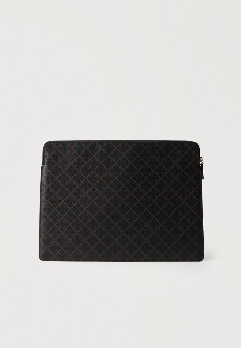 Μαύρη θήκη φορητού υπολογιστή με φερμουάρ και διακριτικό καφετί διασταυρούμενο μοτίβο σε λευκό φόντο.