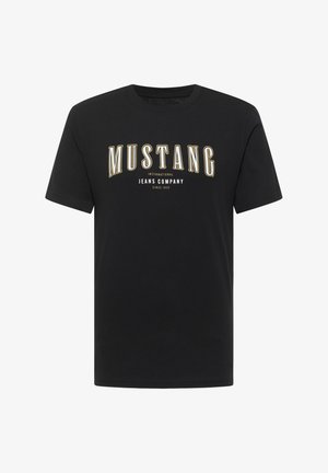 Juodas medvilninis marškinėlis trumpomis rankovėmis. Ant jo užrašyta "MUSTANG" ryškiu geltonu šriftu, o žemiau mažesniu šriftu "JEANS COMPANY". Paprastas dizainas.
