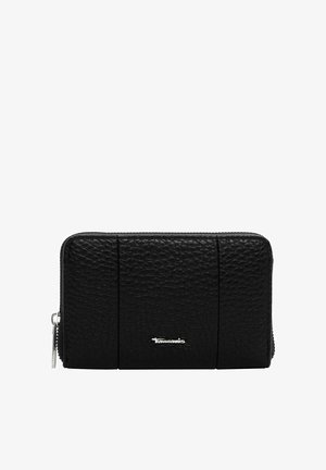 Zwarte leren portemonnee met een gestructureerd oppervlak, ritssluiting en een logo-accent in zilverkleur. Voorzien van drie kaarthouders en een compacte, rechthoekige vorm.