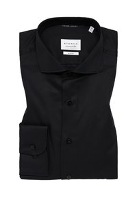 Camicia nera slim-fit realizzata in materiale liscio con colletto strutturato, maniche lunghe e polsini a un bottone. Presenta un'etichetta all'interno del colletto.