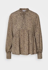 Blusa a maniche lunghe color nocciola chiaro con superficie testurizzata e motivo di punti neri distribuiti, collo alto con dettaglio a fiocco e vita arricciata.