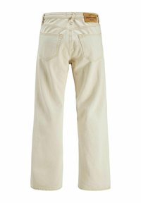 Svijetlo bež traperice širokih nogavica sa blago teksturiranim završetkom, s dva stražnja džepa i kožnom naljepnicom s logotipom na pojasu.