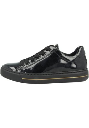 Sort skinnende lavtop sneaker med tyk sål, sorte snørebånd og en tynd guldkant rundt om mellemsålen.