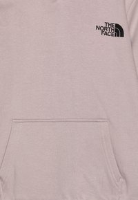 Sweatshirt cinza claro feito de tecido suave, com um bolso frontal e um logótipo preto da North Face na área esquerda do peito.
