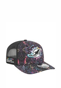 Schwarze Kappe mit einem bunten Spritzdesign, mit einem Miami Dolphins-Logo. Netzrücken und besticktes "Crucial Catch"-Label.