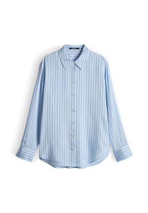 Camicia a maniche lunghe azzurro chiaro con sottili righe verticali nere e collo classico, stesa su uno sfondo bianco.