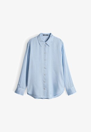 Lichtblauw langärmelig overhemd met dunne verticale zwarte strepen en een klassieke kraag, plat gelegd op een witte achtergrond.