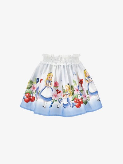 Biely sukňový odev s farebnými ilustráciami postavy a kvetov, so smockovaným pásom a okrajom s modrým prechádzaním.