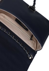 Borsa a tracolla in pelle blu navy con dettagli in catena, tasca interna con zip e fodera morbida. Chiusura a gancio metallico.