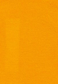 Tessuto giallo brillante con una superficie a coste, caratterizzato da linee regolari e una finitura liscia, adatto per diverse applicazioni tessili.