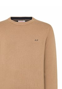 Maglione beige in maglia con texture a costine, collo rotondo e piccolo logo nero a sinistra sul petto. Nessun ulteriore accento o motivo.