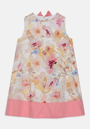 Bloemige jurk met een witte achtergrond enpastel bloemen, een roze effen zoom en een strikaccent op de achterkant van de halslijn.