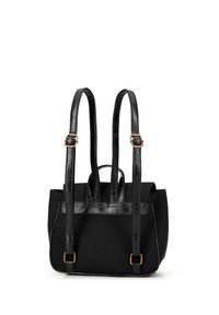 Bolsa de lona negra con acentos de cuero, forma rectangular, dos asas ajustables y doradas, y detalle de costura en los laterales.