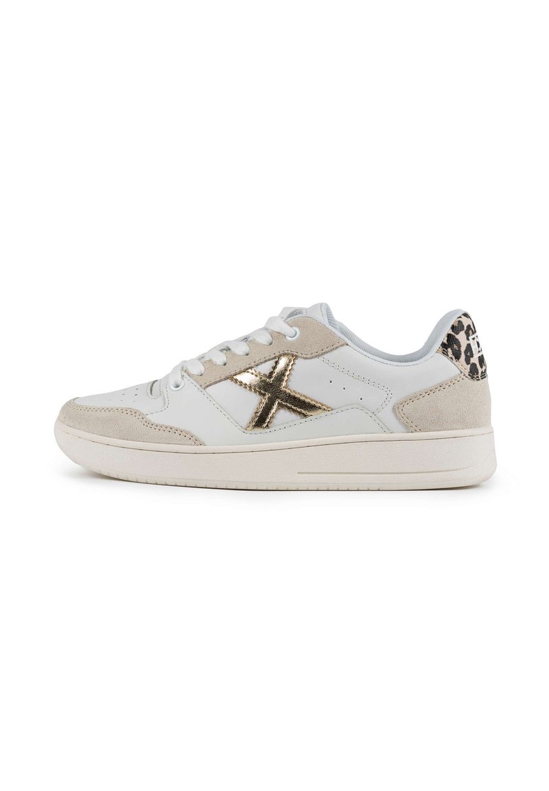 Sneaker bianca e beige con logo dorato metallico, dettagli in suede e tacco leopardato. Punta arrotondata e design con lacci.