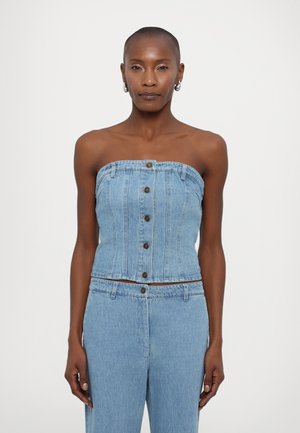 Top din denim, fără bretele, de culoare albastră deschisă, cu închidere prin butoni, croială ajustată și detalii cusute. Textură netedă, fără modele suplimentare.