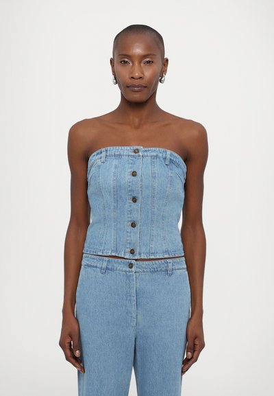 Top din denim, fără bretele, de culoare albastră deschisă, cu închidere prin butoni, croială ajustată și detalii cusute. Textură netedă, fără modele suplimentare.