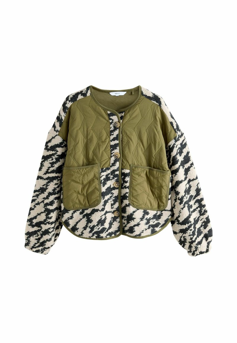 Vooderdatud jakki, millel on oliivroheline esiosa koos kahe taskuga ja musta-valge abstraktse mustriga varrukad, ümar kaelus ja nööbiga kinnitamine.