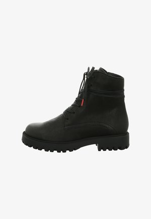 Schwarze Lederstiefelette mit Schnürung an der Vorderseite, robustem Schuhsohle und einem kleinen roten Tag an den Schnürsenkeln, von der Seite auf einem weißen Hintergrund gezeigt.