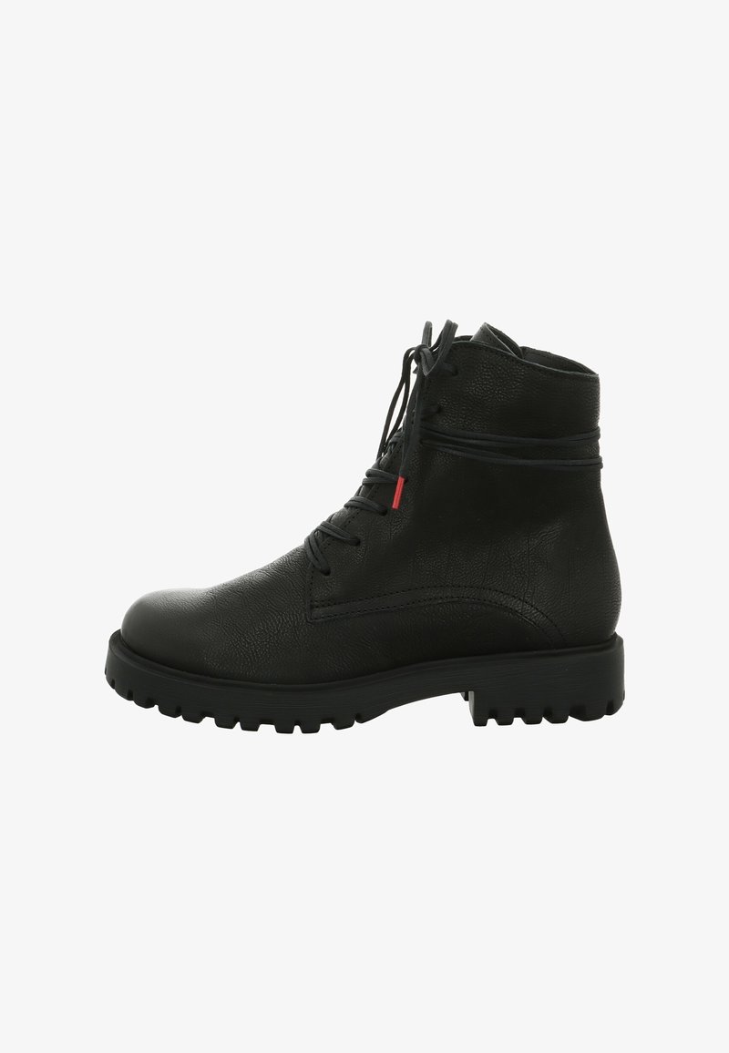 Schwarze Lederstiefelette mit Schnürung an der Vorderseite, robustem Schuhsohle und einem kleinen roten Tag an den Schnürsenkeln, von der Seite auf einem weißen Hintergrund gezeigt.